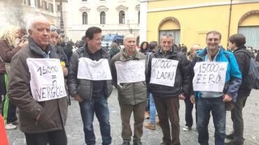 Italian pensioners protest in December 2015 outside Banca Etruria